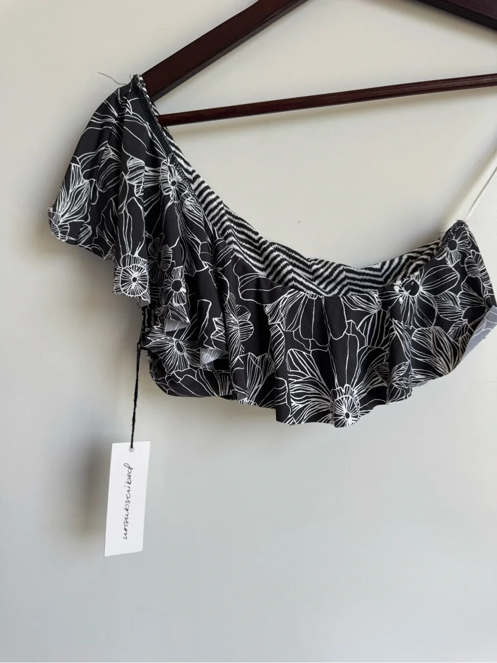 Unsubscribed Women One Shoulder Ruffle Bikini Top Black White Floral Small NEW